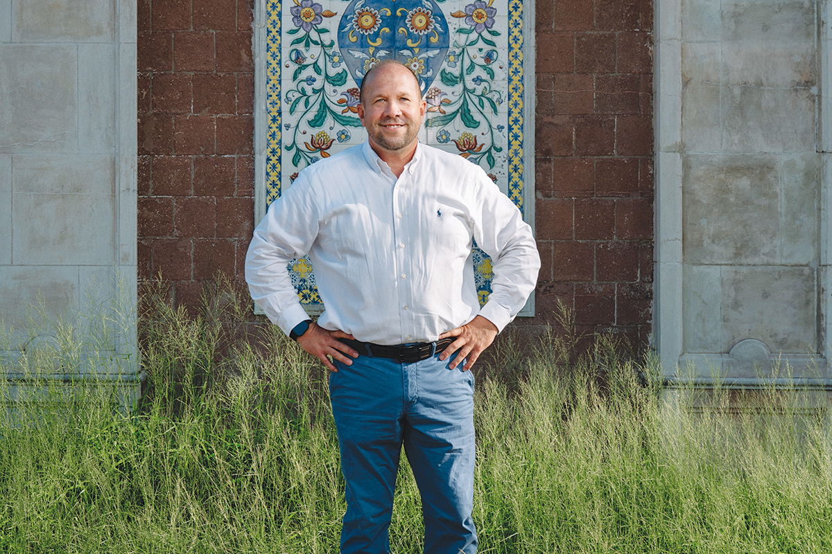 Guy to Know Chris Mitre website2 Chris Mitre in front on Mira Flores art